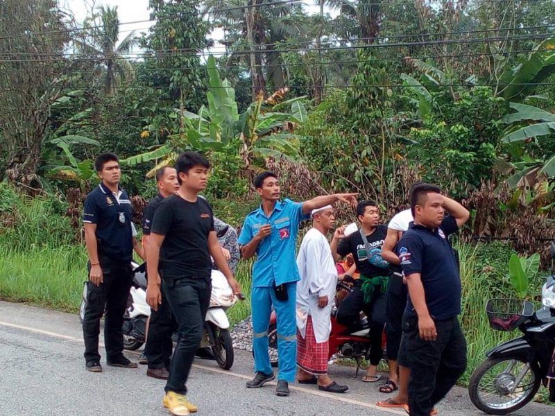 อาสาสมัครมูลนิธิฮิลาลอะห์มัร(ยล.2) พร้อมเจ้าหน้าที่ตำรวจ สภ.บันนังสตา เข้าตรวจสอบกระเป๋าต้องสงสัย