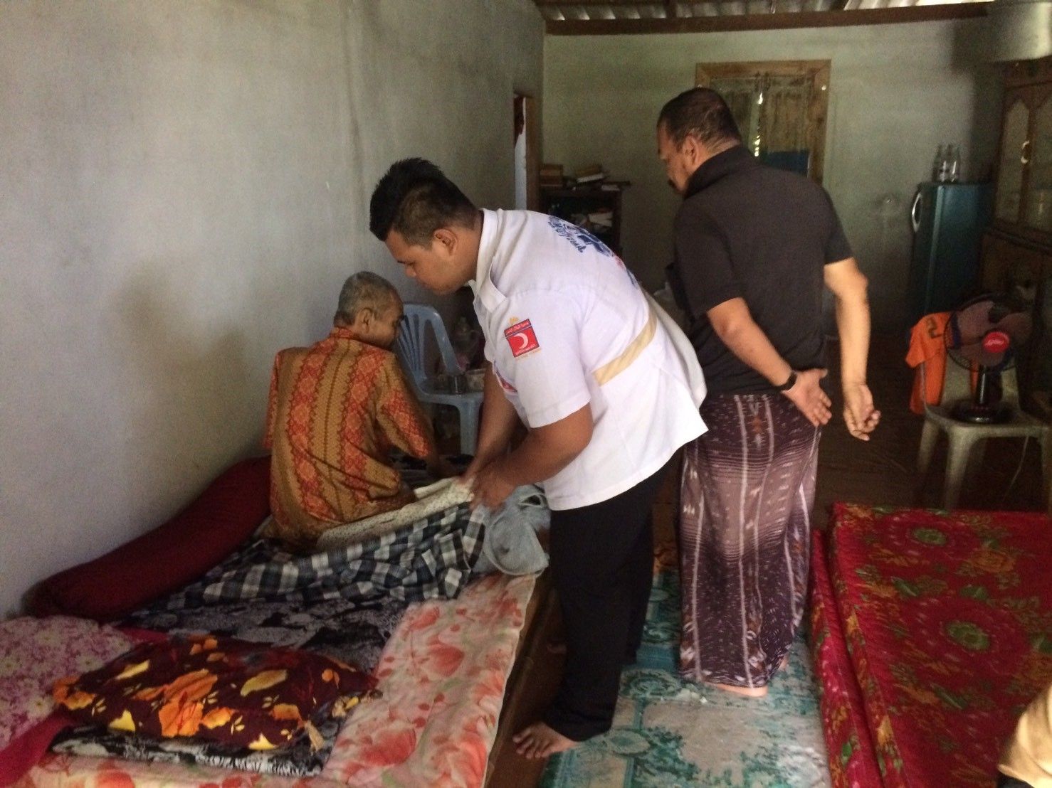 มูลนิธิฮิลาลอะห์มัร(ยล.1) นำผู้ป่วยติดเตียงนำเคลื่อนย้ายส่ง   โรงพยาบาลศูนย์ยะลา