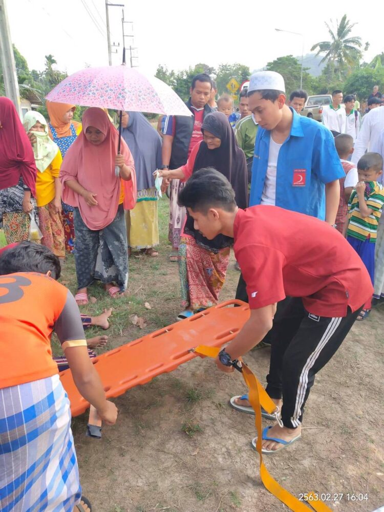 มูลนิธิฮิลาลอะห์มัร(สข.1) อุบัติเหตุ รถยนต์ ชนกับรถจักรยายนต์ พบผู้บาดเจ็บ เพศหญิง 2 ราย