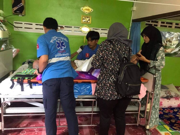 มูลนิธิฮิลาลมูลนิธิฮิลาลอะห์มัร(สข.1) รับผู้ป่วยติดเตียง ส่ง รพ. กาบัง (หมอนัด)